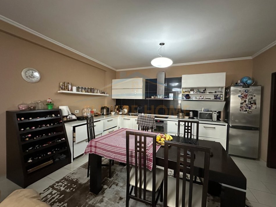 Tirane, shitet apartament 3+1 Kati 2, 139 m² 200.000 € (, Unaza e Re.)