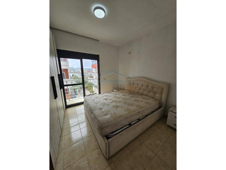 Durres, jepet me qera apartament 2+1 Kati 3, 84 m² 350 € (Mbrapa Galaktikut , Durres.)