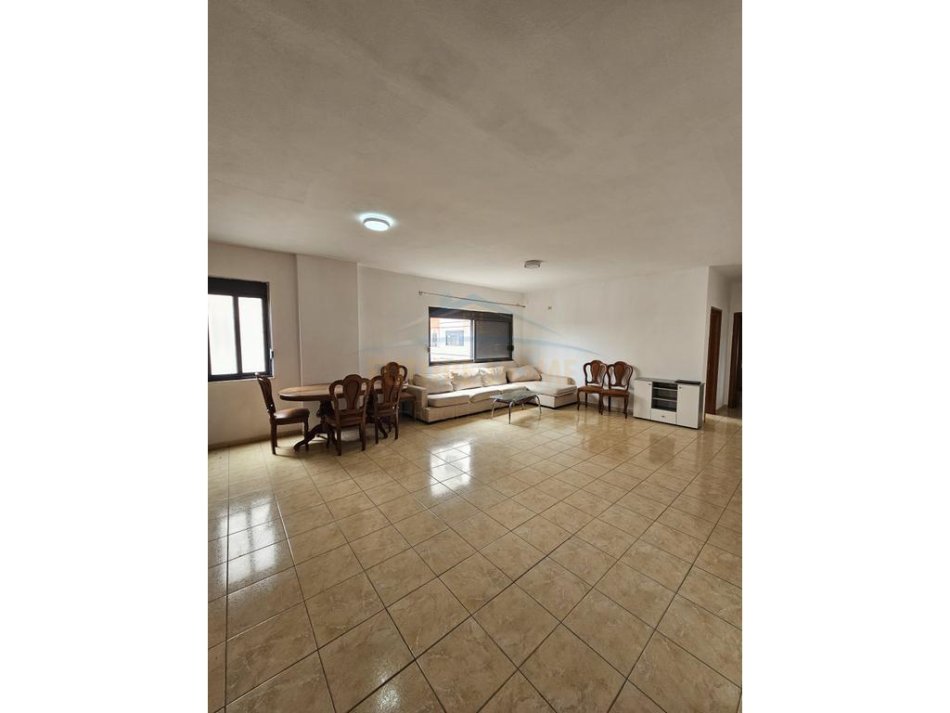Durres, jepet me qera apartament 2+1 Kati 3, 84 m² 350 € (Mbrapa Galaktikut , Durres.)