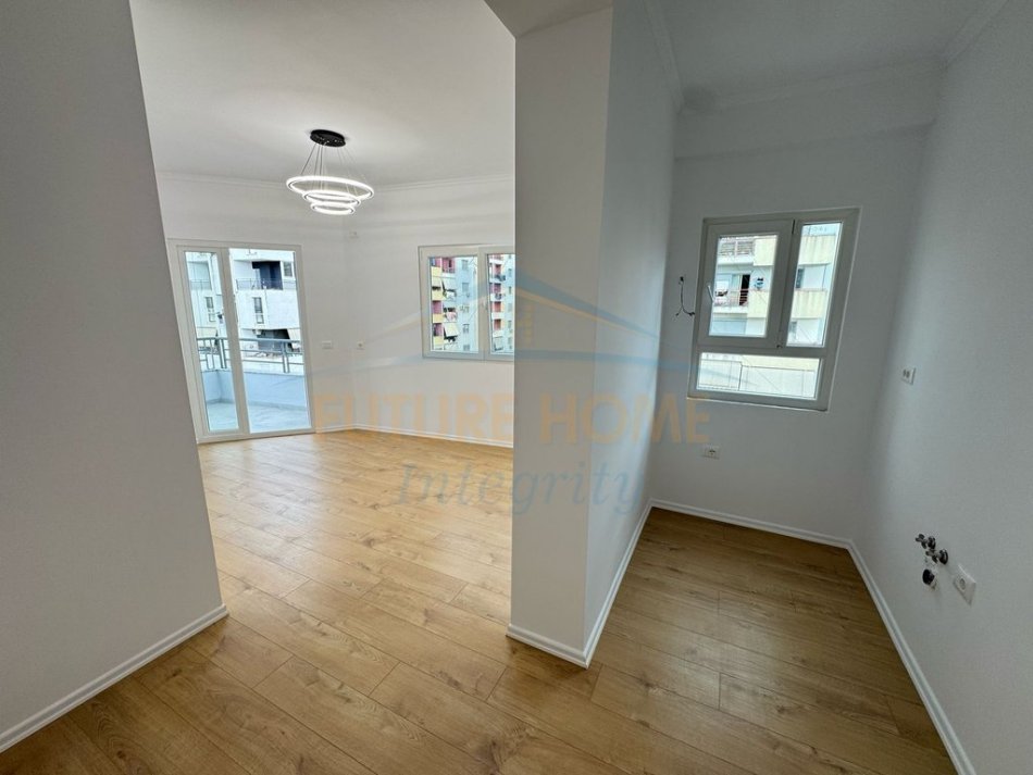 Tirane, shitet apartament 1+1+Ballkon Kati 4, 60 m² 93.000 € (unaza e re)