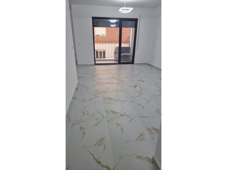 Tirane, jepet me qera apartament 2+1 Kati 1, 103 m² 800 € (Tregu Elektrik)