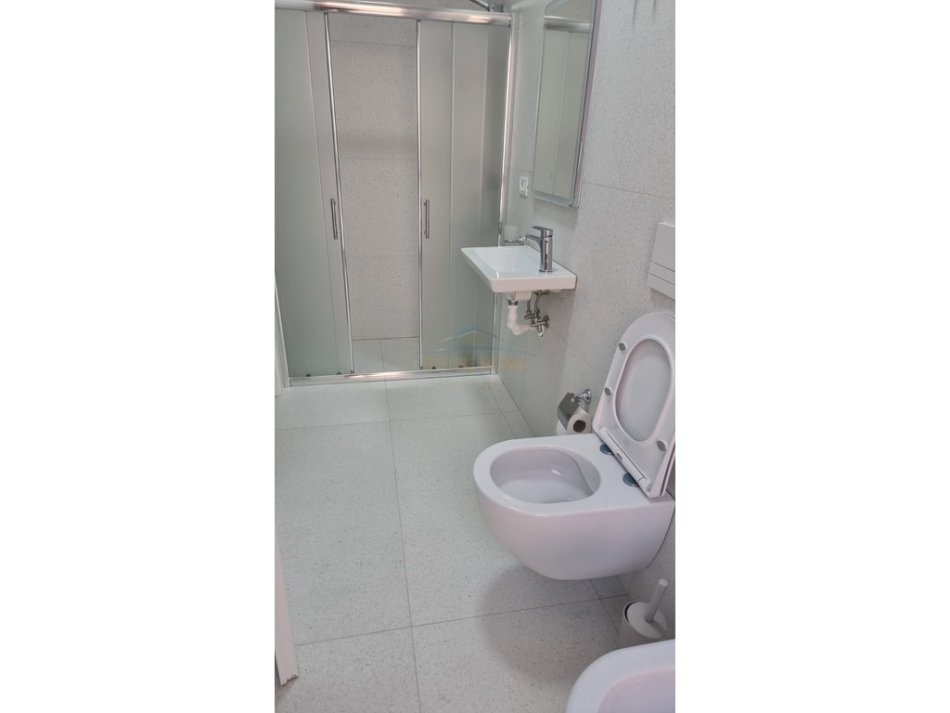Tirane, jepet me qera apartament 2+1 Kati 1, 103 m² 800 € (Tregu Elektrik)