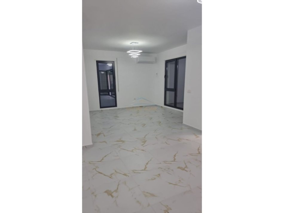 Tirane, jepet me qera apartament 2+1 Kati 1, 103 m² 800 € (Tregu Elektrik)
