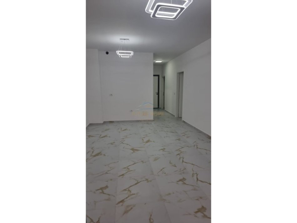 Tirane, jepet me qera apartament 2+1 Kati 1, 103 m² 800 € (Tregu Elektrik)