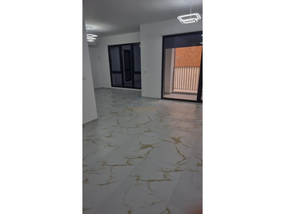 Tirane, jepet me qera apartament 2+1 Kati 1, 103 m² 800 € (Tregu Elektrik)