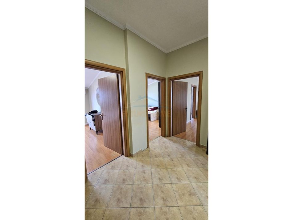 Durres, jepet me qera apartament 3+1+Ballkon Kati 11, 600 € (Ish Rajoni)
