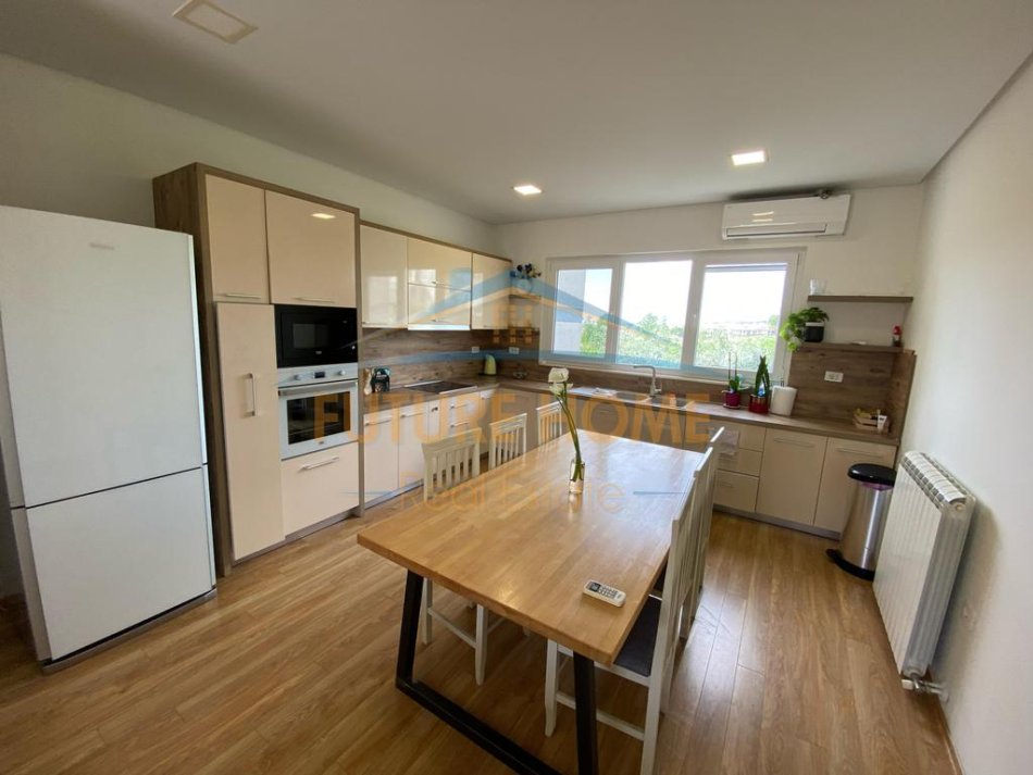 Tirane, jepet me qera Vile 3+1+Aneks+Ballkon Kati 0, 600 m² 1.500 € (teg)