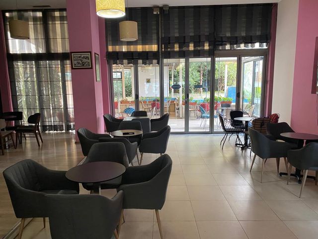 Tirane, jepet me qera lokal Kati 0, 124 m² 700 Euro (Brryli)