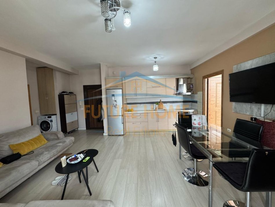 Tirane, jap me qera apartament 1+1 Kati 7, 61 m² 420 € (UNAZA E RE)