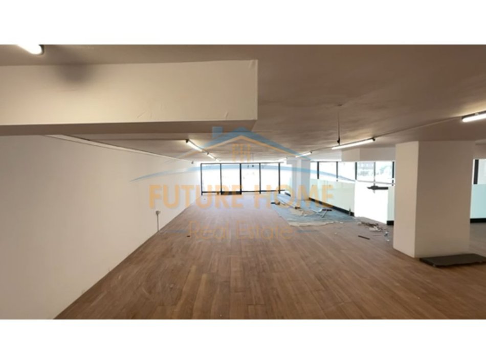 Shqiperi, shes ambjent biznesi Kati 0, 144 m² 400.000 € (ish fusha e aviacionit)