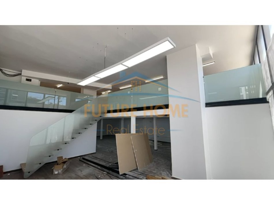 Shqiperi, shes ambjent biznesi Kati 0, 144 m² 400.000 € (ish fusha e aviacionit)