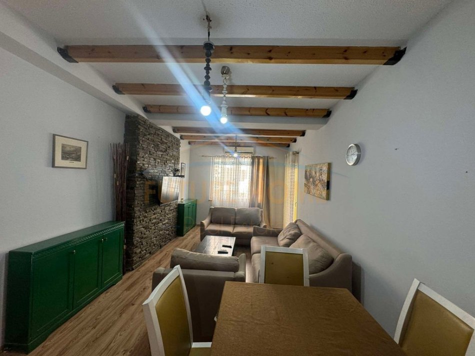 Tirane, jap me qera apartament 2+1 Kati 3, 100 m² 450 € (UNAZA E RE)