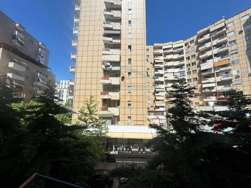 Tirane, jap me qera apartament 2+1 Kati 3, 100 m² 450 € (UNAZA E RE)