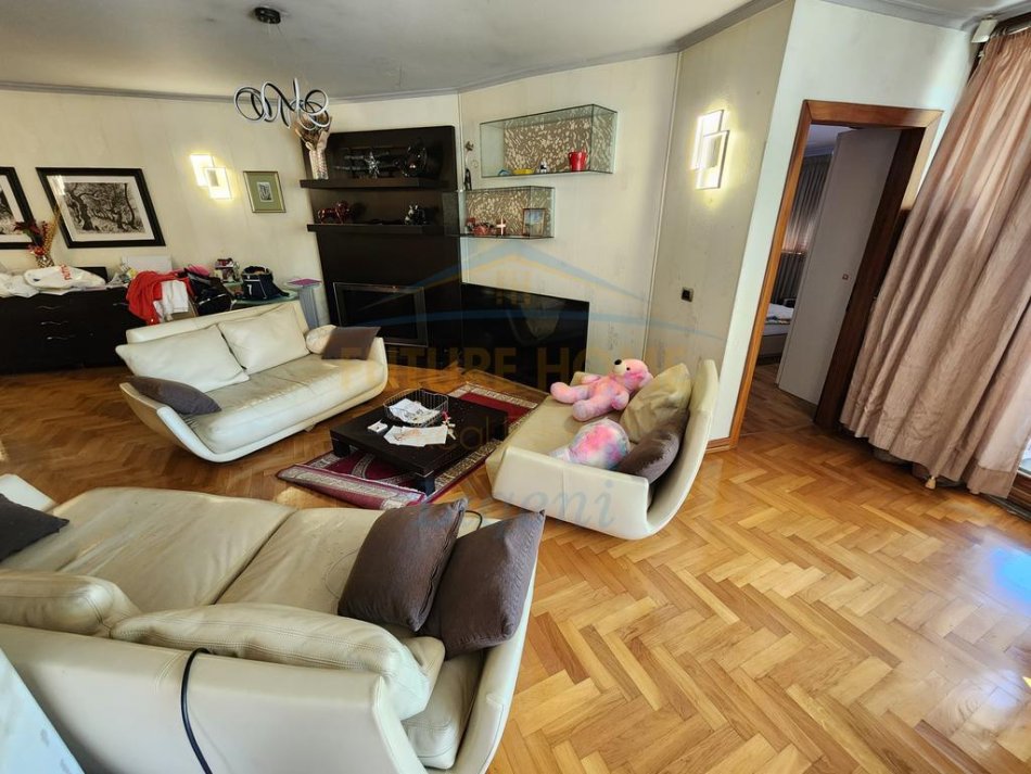 Tirane, shitet apartament 3+1 Kati 2, 216 m² 776.400 € (Perlat Rexhepi, Bllok)