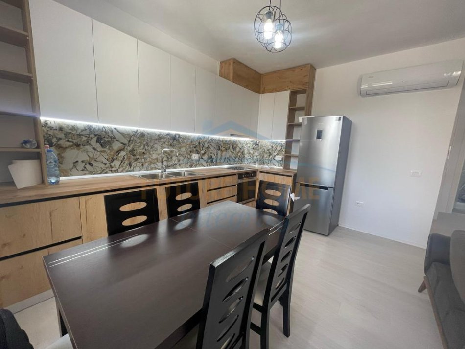 Tirane, jepet me qera apartament 2+1 Kati 2, 96 m² 650 € (Unaza e re)