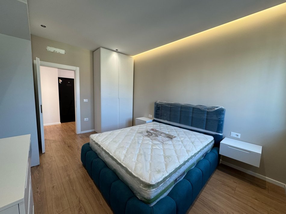 Tirane, jepet me qera apartament 2+1 Kati 1, 100 m² 750 € (ish fusha e aviacionit)