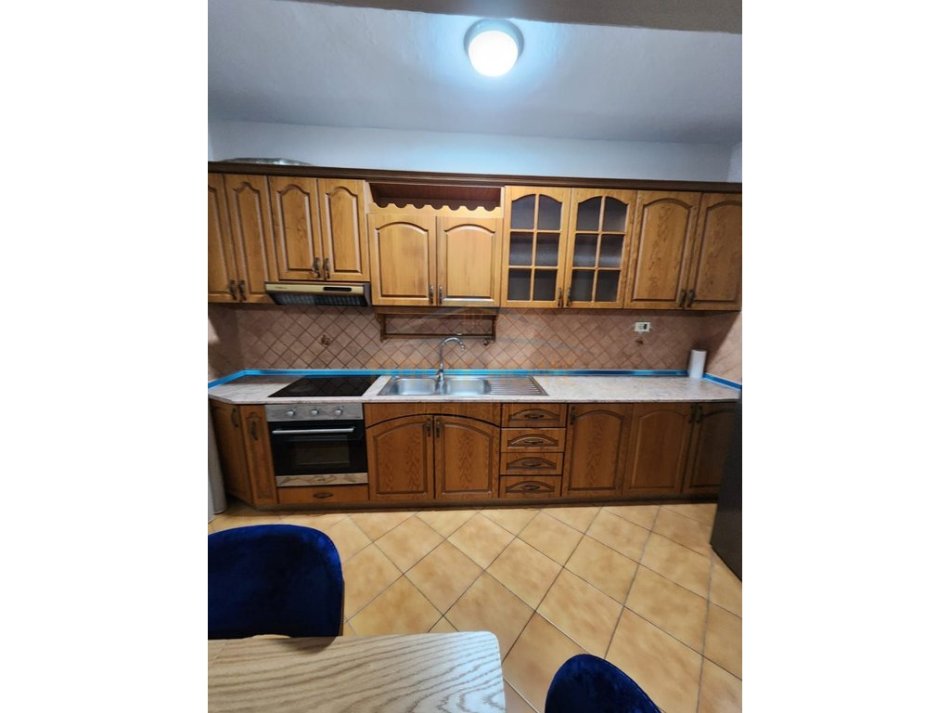 Tirane, jap me qera apartament 2+1 Kati 2, 105 m² 600 € (Rruga e Kavajes)