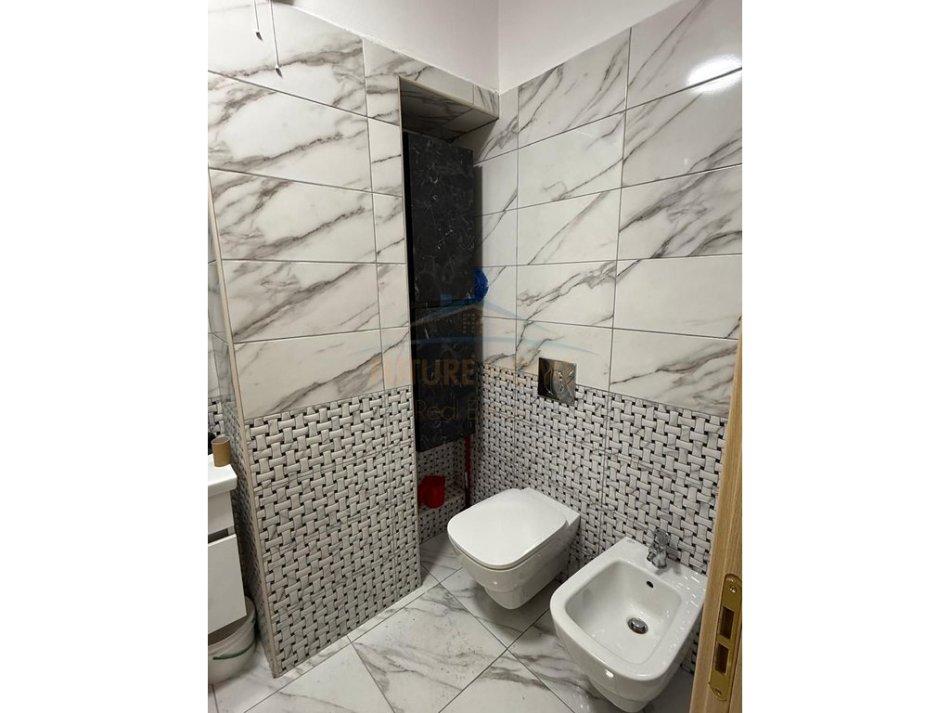 Tirane, jepet me qera apartament 2+1 Kati 2, 80 m² 700 € (Liqeni i Thate)
