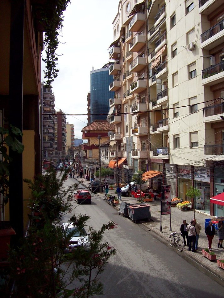 Tirane, jepet me qera Vile 3+1 Kati 1, 300 m² 2.000 € (Siri Kodra)