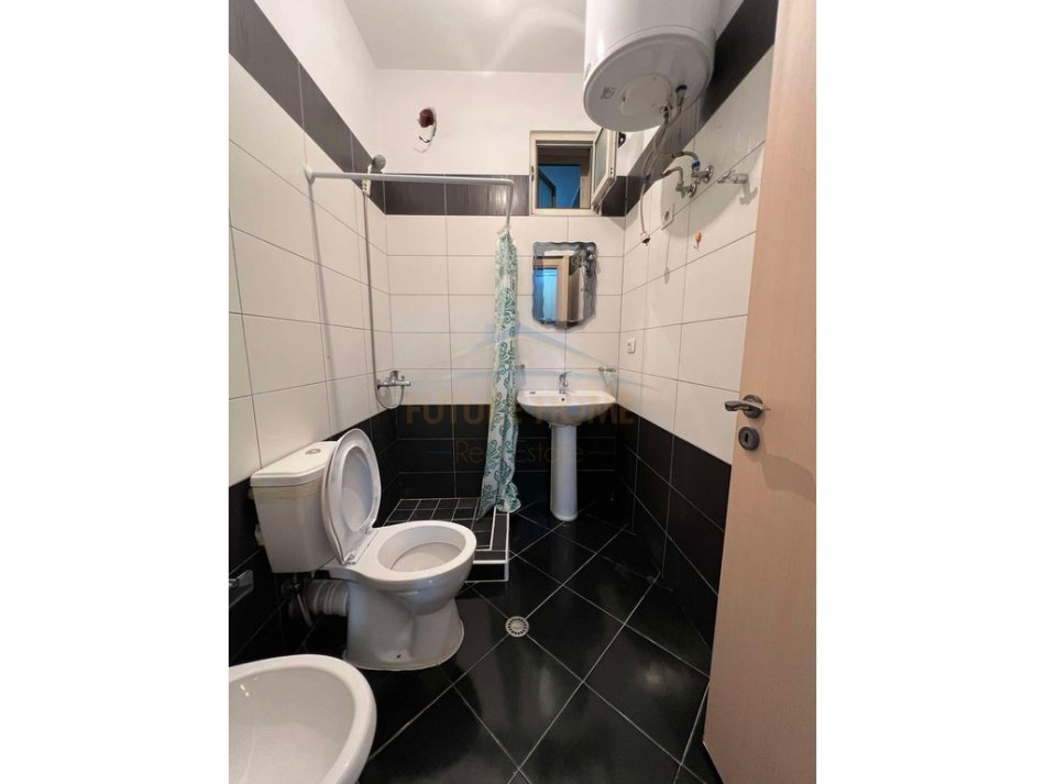 Tirane, jepet me qera apartament 1+1 Kati 2, 74 m² 350 € (Unaza e re)