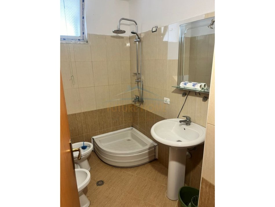 Tirane, jepet me qera apartament 1+1+Ballkon Kati 4, 82 m² 300 € (Prane Ish URT)