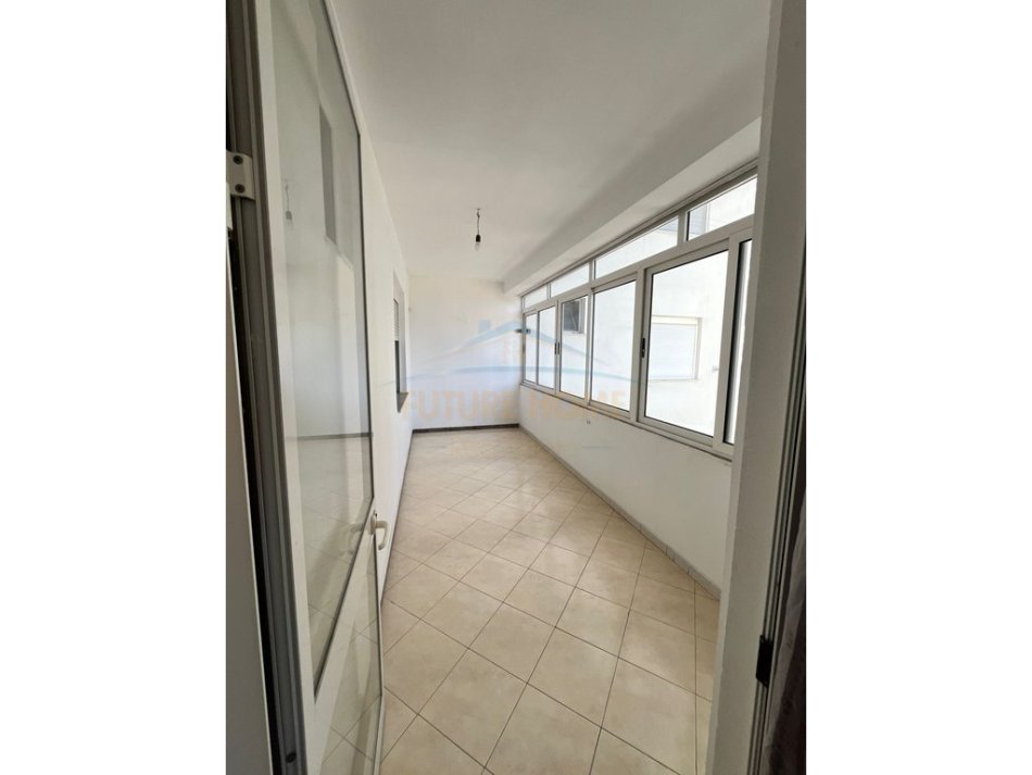 Durres, jepet me qera apartament 1+1+Aneks Kati 4, 82 m² 300 € (ish URT)