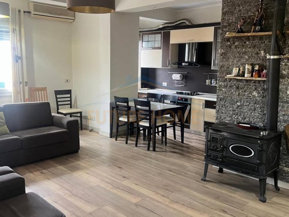 Durres, jepet me qera apartament 2+1 Kati 4, 105 m² 450 € (PRANË MARKATËS, DURRËS)
