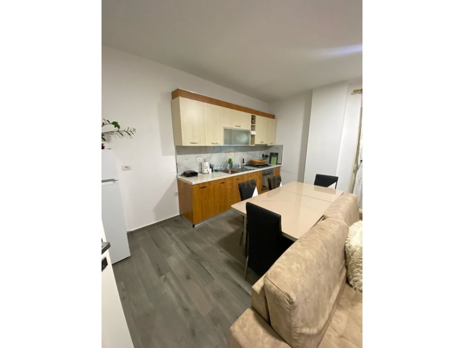 Durres, jepet me qera apartament 2+1+Ballkon Kati 1, 95 m² 550 € (Vollga)