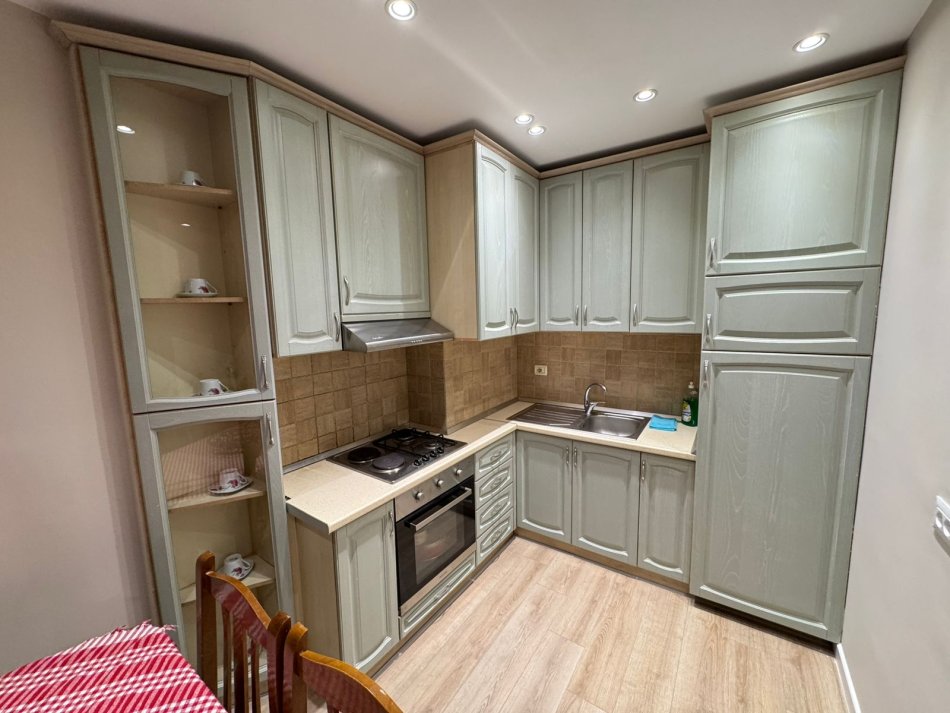Tirane, jepet me qera apartament 1+1+Ballkon Kati 6, 80 m² 500 € (don bosko)