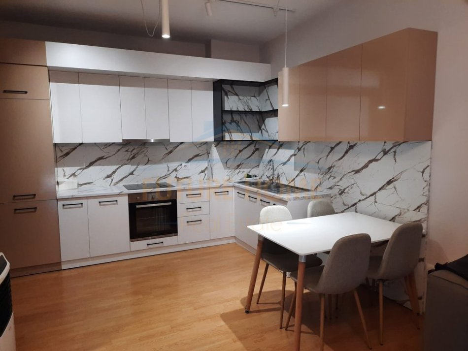 Tirane, jap me qera apartament 2+1 Kati 3, 90 m² 750 € (RRUGA E KAVAJES)