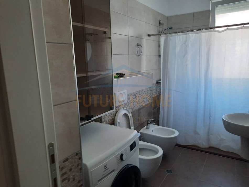 Tirane, jepet me qera apartament 2+1+Ballkon Kati 3, 90 m² 750 € (Rruga e Kavajes)