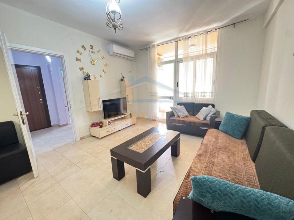 Tirane, jap me qera apartament 1+1 Kati 7, 75 m² 400 € (UNAZA E RE)