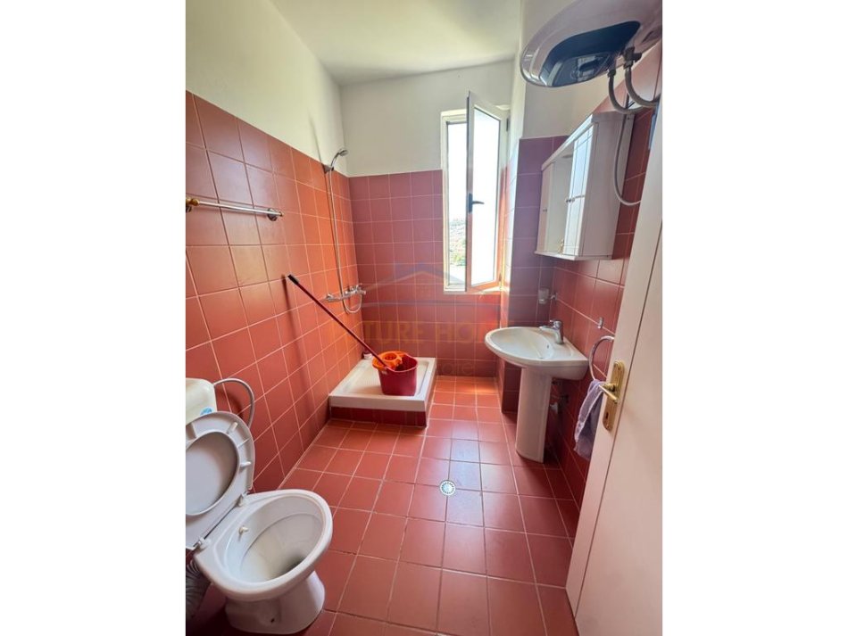 Tirane, jap me qera apartament 1+1 Kati 7, 75 m² 400 € (UNAZA E RE)