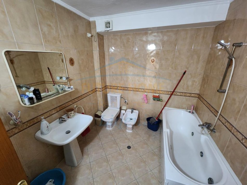 Tirane, jepet me qera apartament 3+1 Kati 7, 163 m² 330.000 € (Komuna e Parisit)