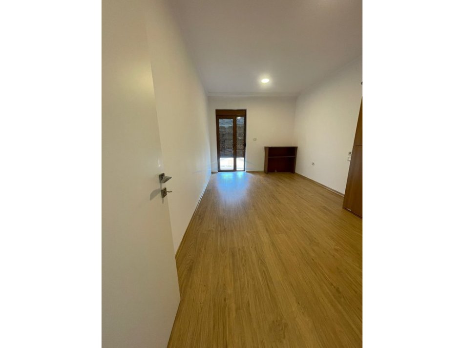 Tirane, jap me qera apartament 2+1 Kati 5, 125 m² 500 € (SELITE)