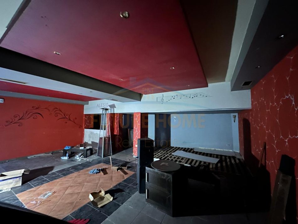 Tirane, jepet me qera magazine Kati -1, 112 m² 700 € (Shkolla e kuqe)