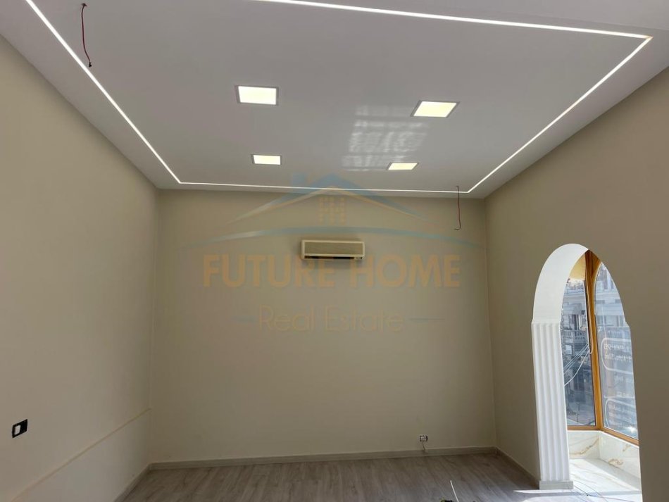 Durres, jepet me qera ambjent biznesi , 125 m² 1.000 € (Bulevardi Kryesor)