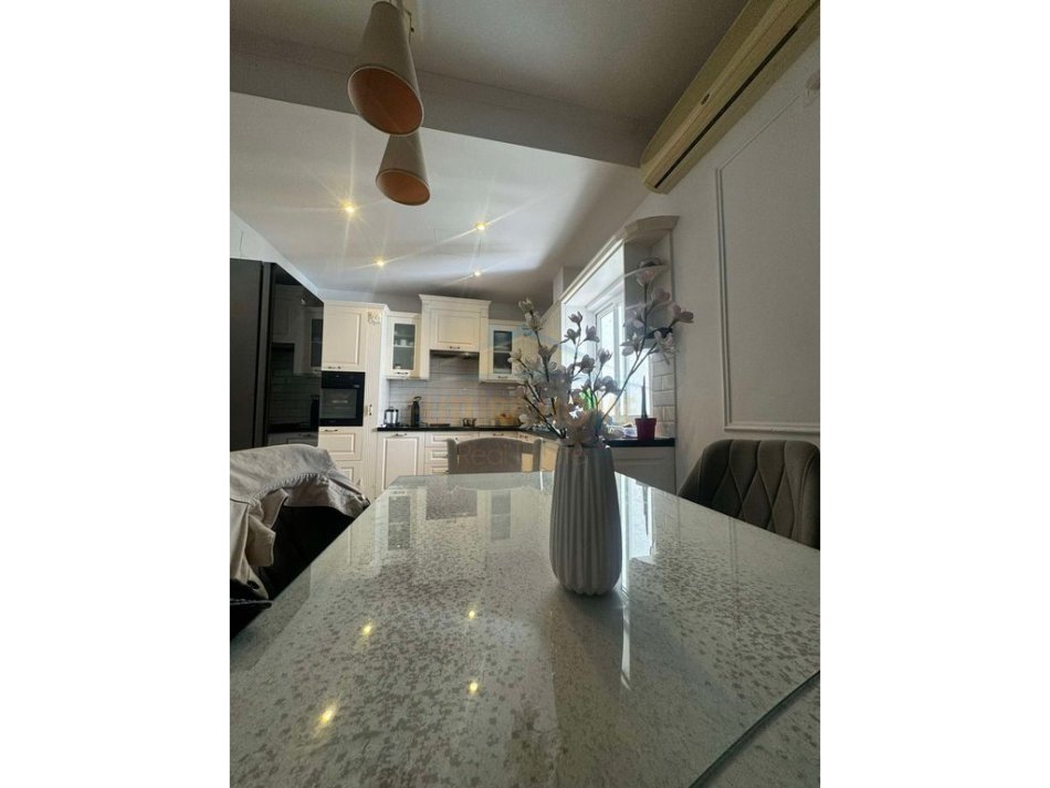Tirane, jepet me qera apartament 3+1 Kati 1, 137 m² 1.200 € (Bllok)