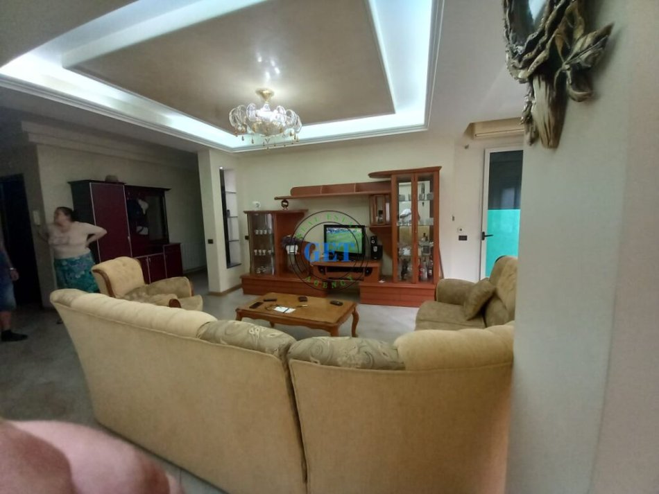 Durres, shitet apartament 3+1+Ballkon Kati 2, 145 m² 160.000 € (Tregu Fshatar)
