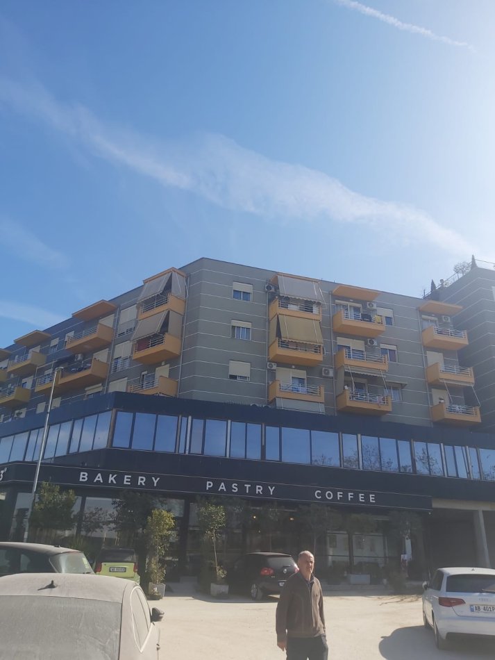 Tirane, jepet me qera apartament 1+1 sip 65 m². E mobiluar full. Kati 4. Me ashensor. Ndertim i ri. 500 € (adresa:kompleksi Tom Doshit ne Shkoze, Tirane.)