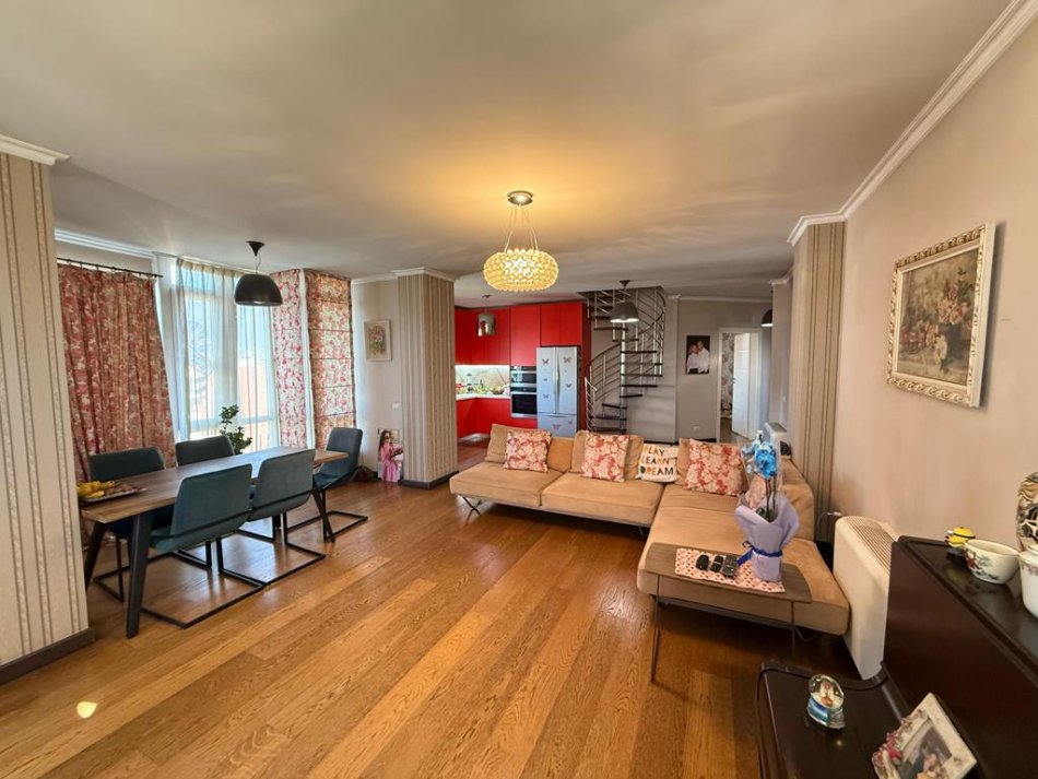 Tirane, shitet apartament duplex 3+1+Aneks+Ballkon Kati 9, 214 m² 429.600 € (Rruga e Kavajes)