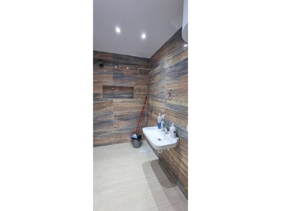 Tirane, jepet me qera ambjent biznesi Kati 5, 156 m² 2.500 € (Rruga e Kavajes)