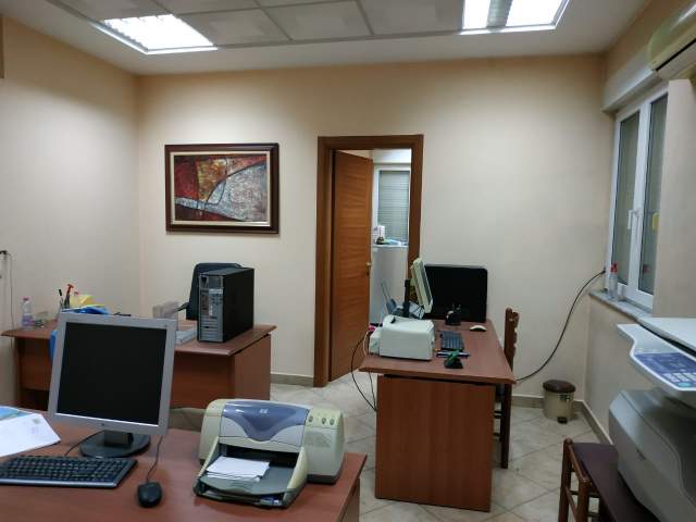 Tirane, jepet me qera zyre 90 m² 700 Euro