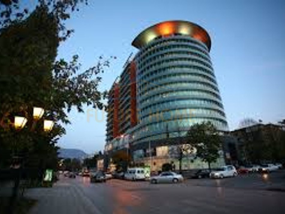 Tirane, jepet me qera Kati 2, 800 € (Galeria ETC)