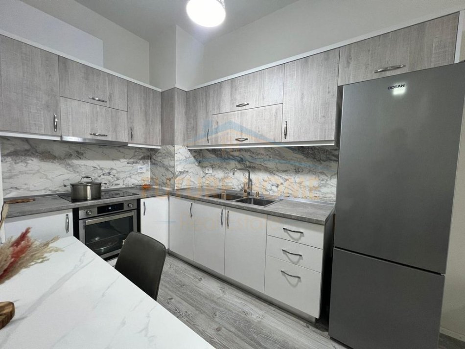 Tirane, jepet me qera apartament 2+1 Kati 2, 100 m² 700 € (Yzberisht)