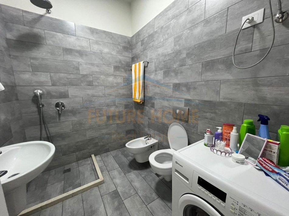 Tirane, jepet me qera apartament 2+1 Kati 2, 100 m² 700 € (Yzberisht)