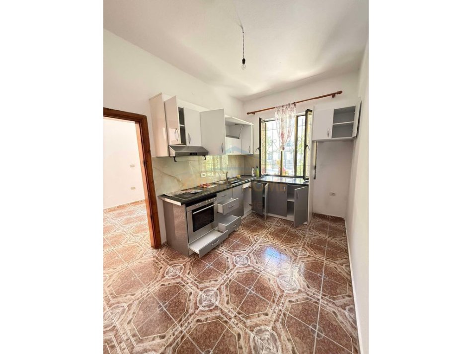 Tirane, jepet me qera apartament 2+1 Kati 1, 80 m² 320 € (UNAZA RE)  UNA53325