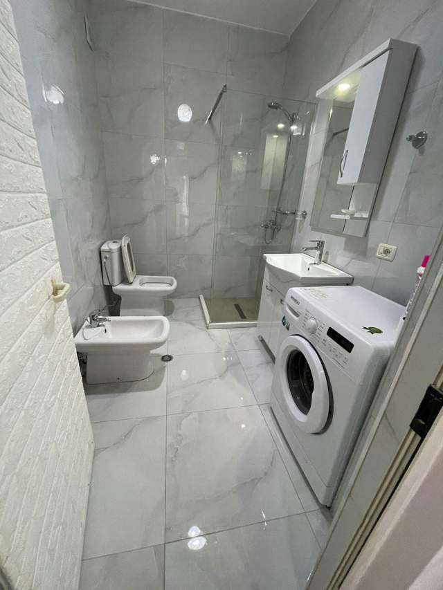 Tirane, jepet me qera apartament 1+1+BLK Kati 3, 70 m² 450 Euro (LIQENI I THATE PERBALLE RADISSON)