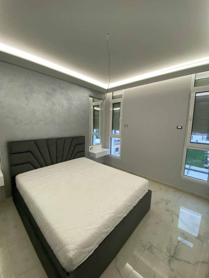 Tirane, jepet me qera 2+1 Kati 3, 90 m² 700 € (fusha aviacionit)