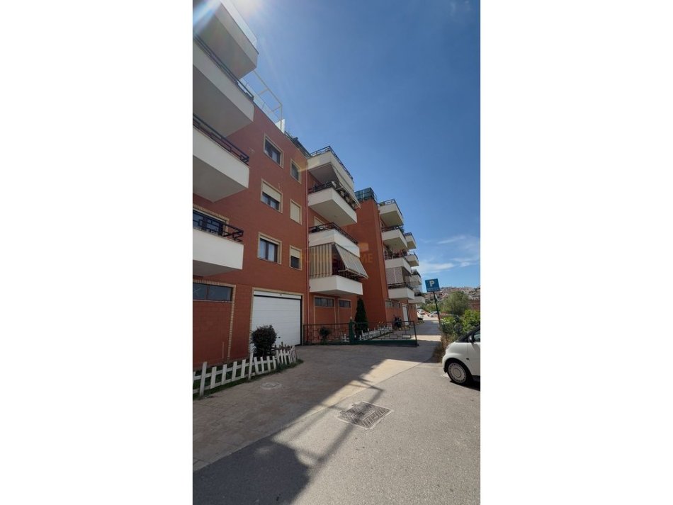 Tirane, shitet apartament 2+1 , 130 m² 250.000 € (kopshti botanik)